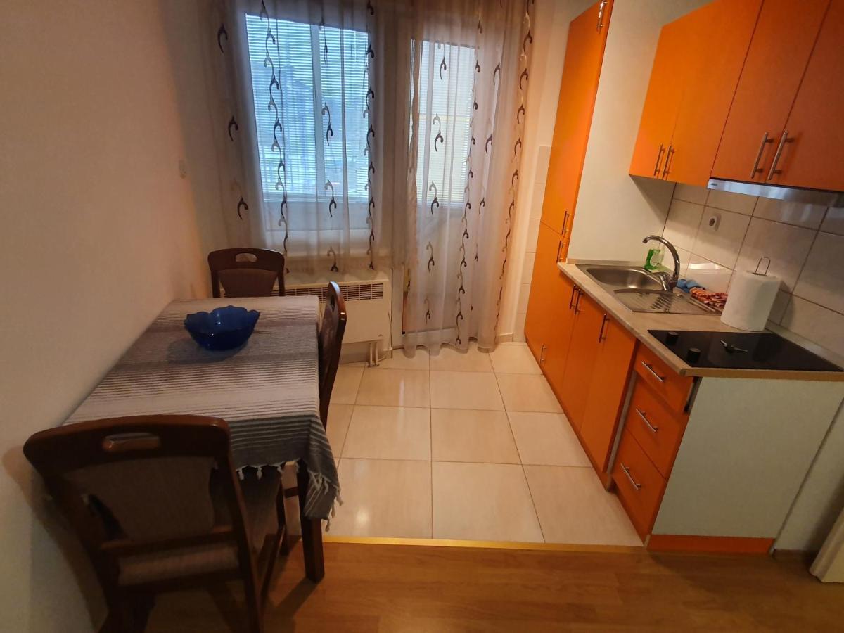 Stan Na Dan Prnjavor, Gajba U Centru Apartman Kültér fotó